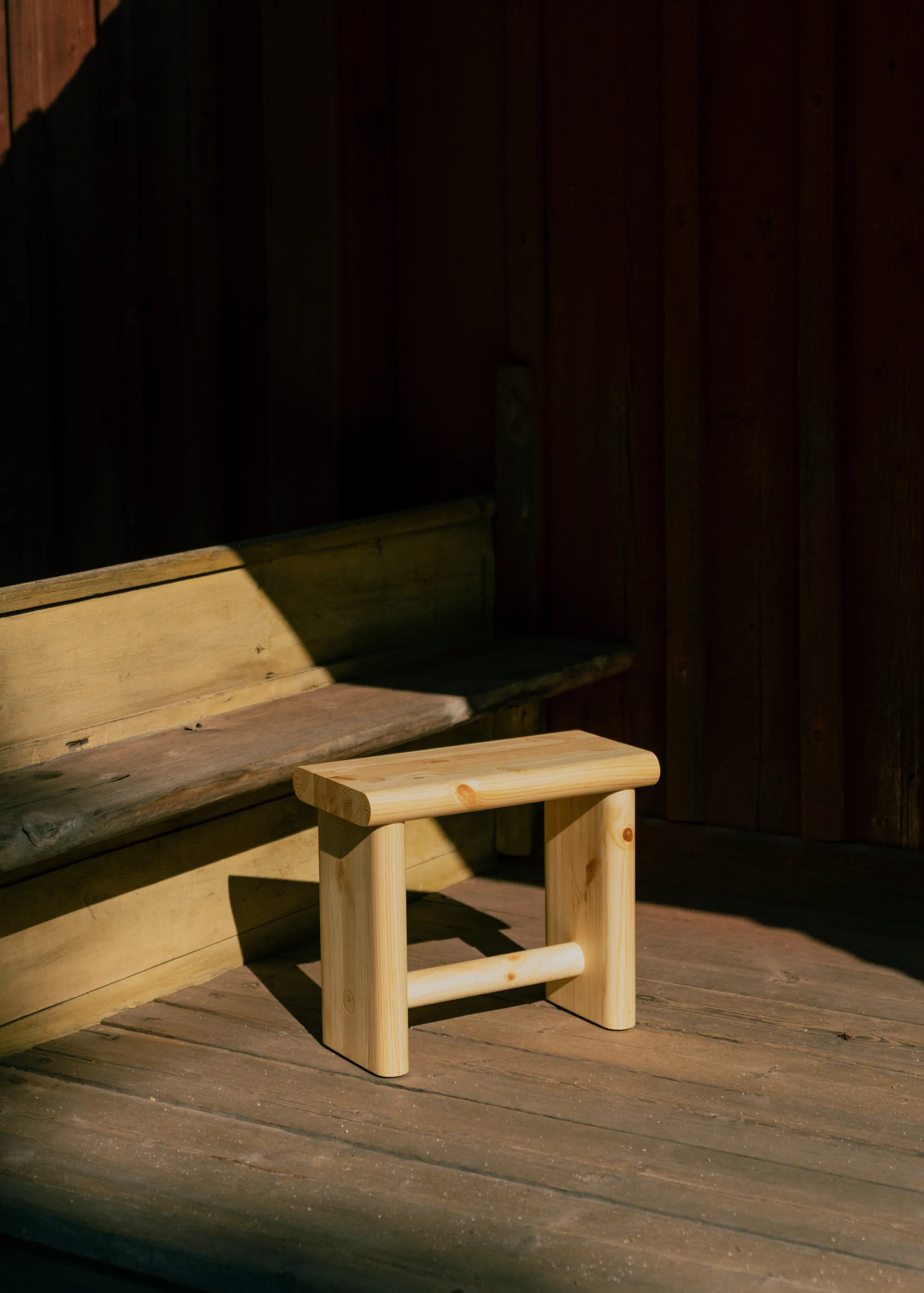 002 Ast Stool banco, Pinho encerado a óleo mate, 55x26x45 cm Vaarnii