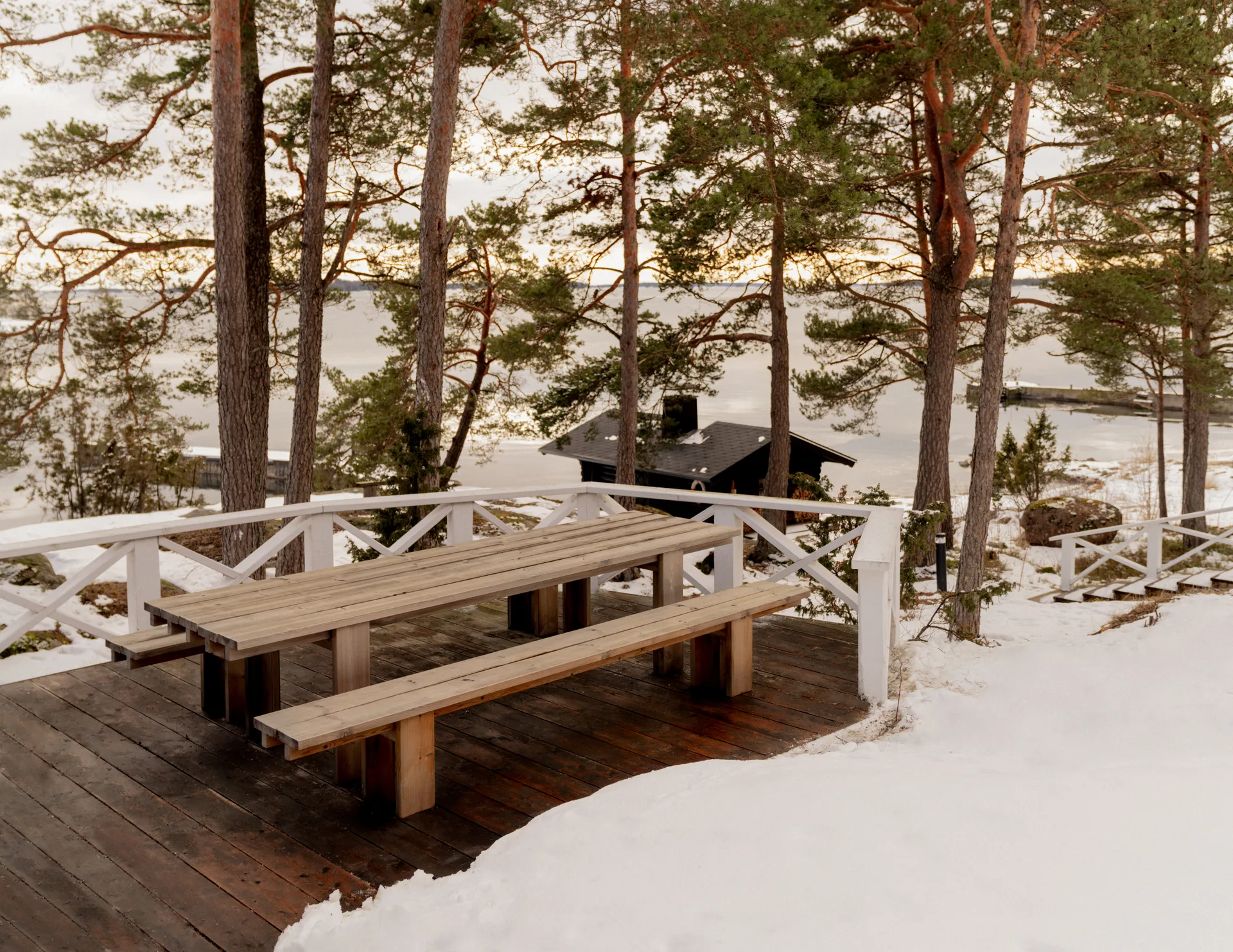 013 Osa Outdoor Bench banco, Pinho termorretificado, 270x37x49 cm Vaarnii