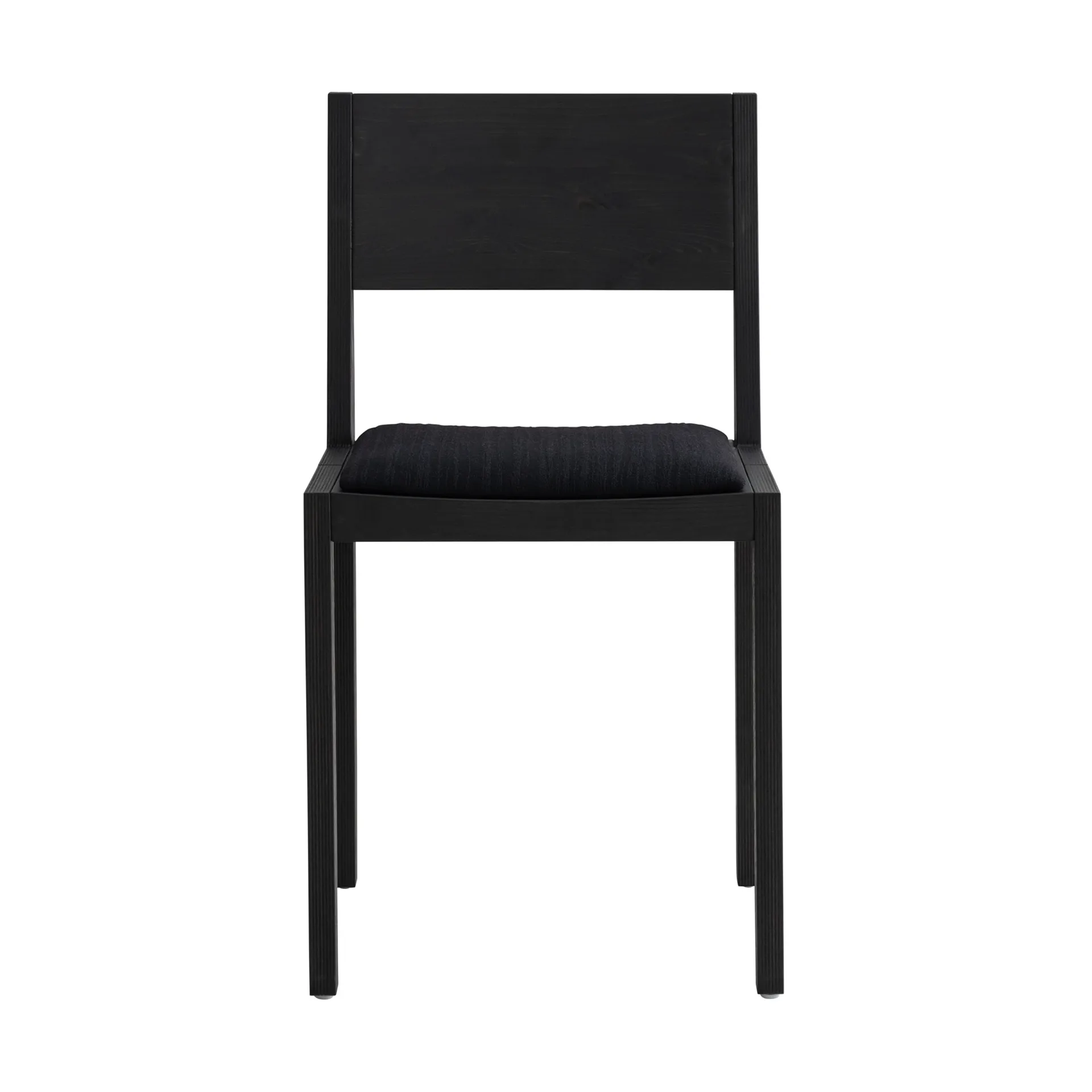016 Maasto Dining Chair cadeira, Pinho tingido de preto, assento estofado preto Vaarnii