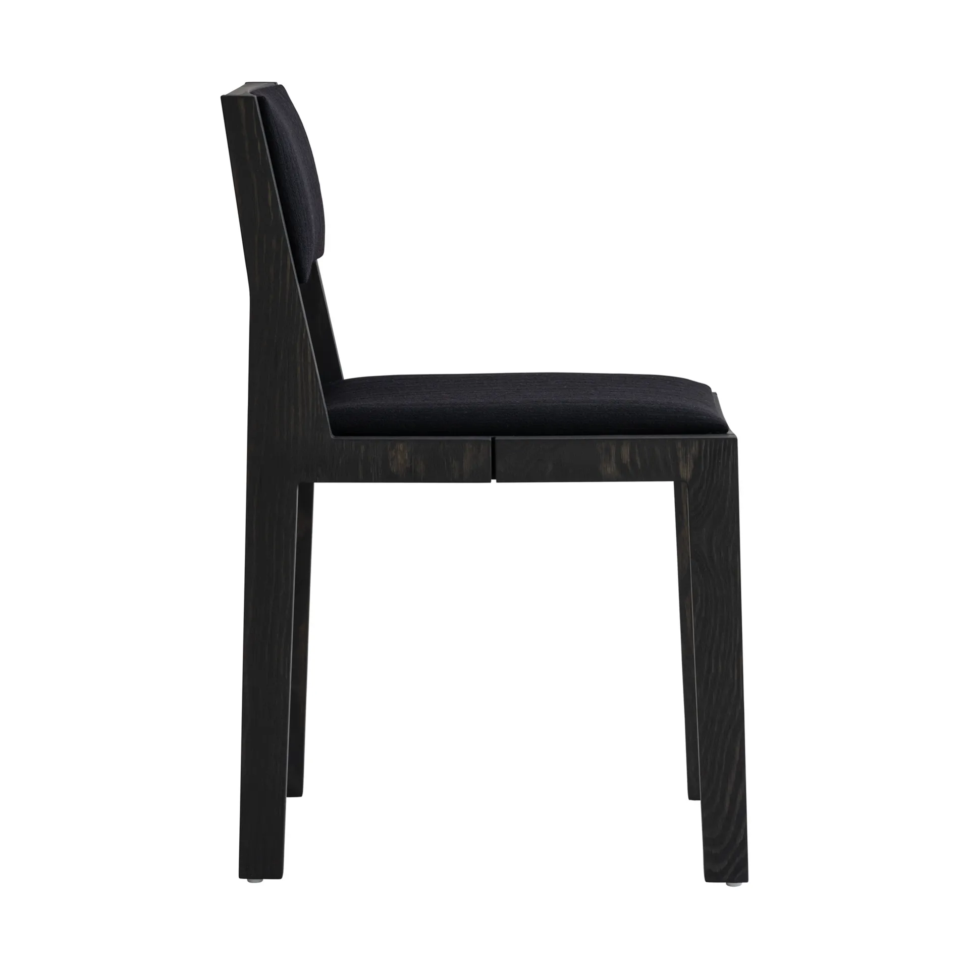 016 Maasto Dining Chair cadeira, Pinho tingido de preto, frente revestida de preto Vaarnii