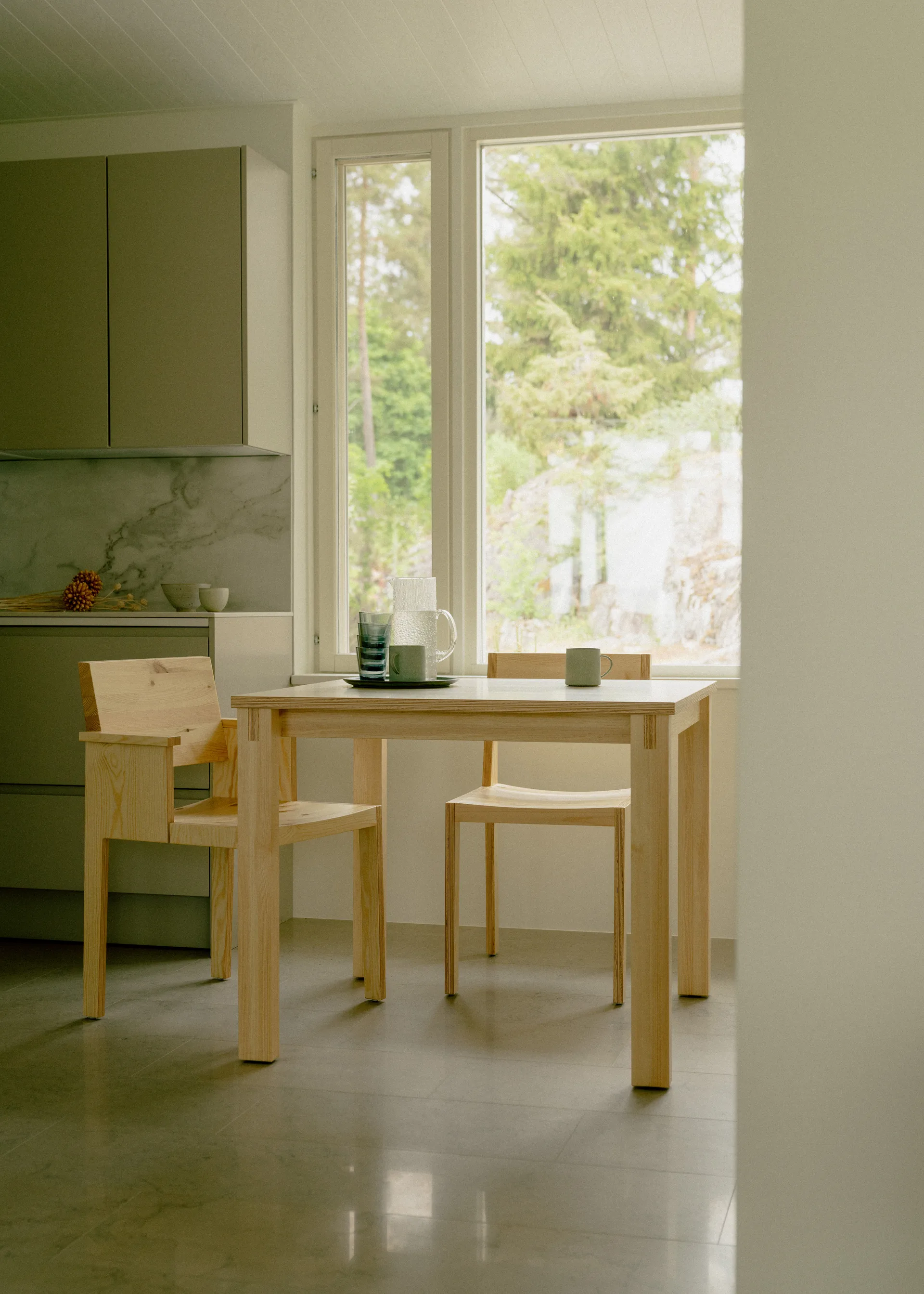 016 Maasto Table mesa, Pinho encerado a óleo mate, 90x90x75 cm Vaarnii