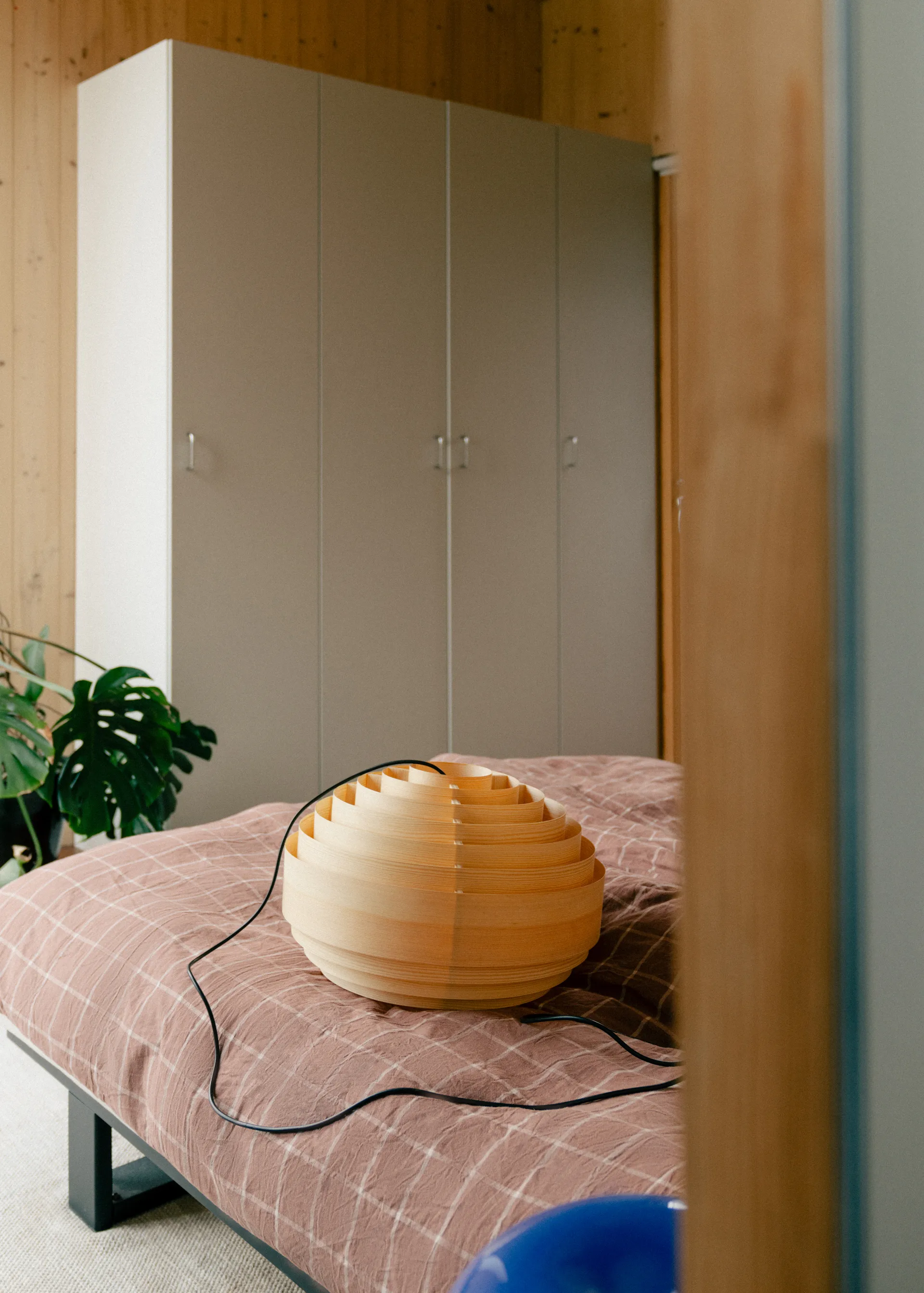 1002 Hans Pendant pendente, Pinho encerado a óleo mate, Ø46 cm Vaarnii