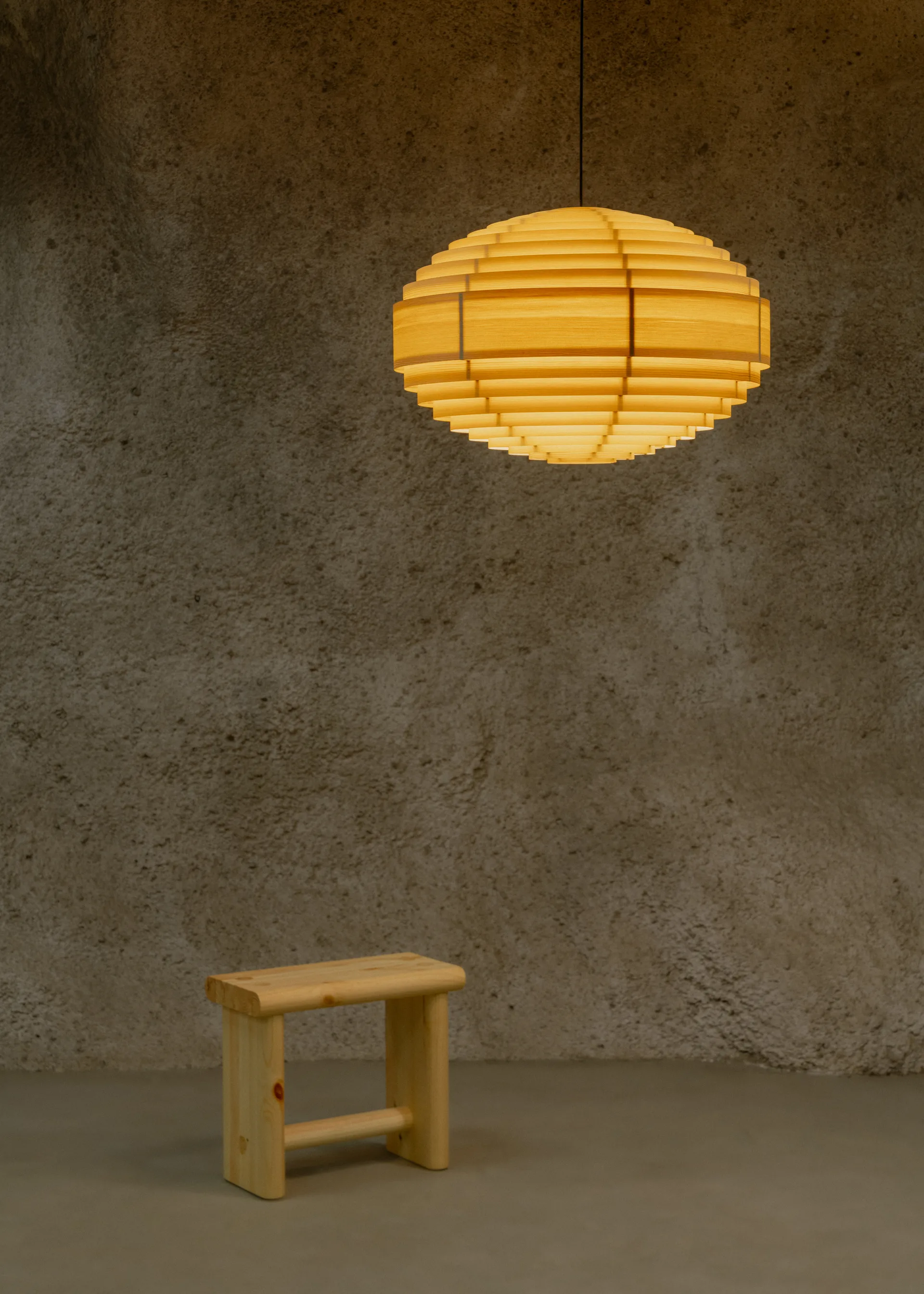 1002 Hans Pendant pendente, Pinho oleado mate, XL Ø70 cm Vaarnii