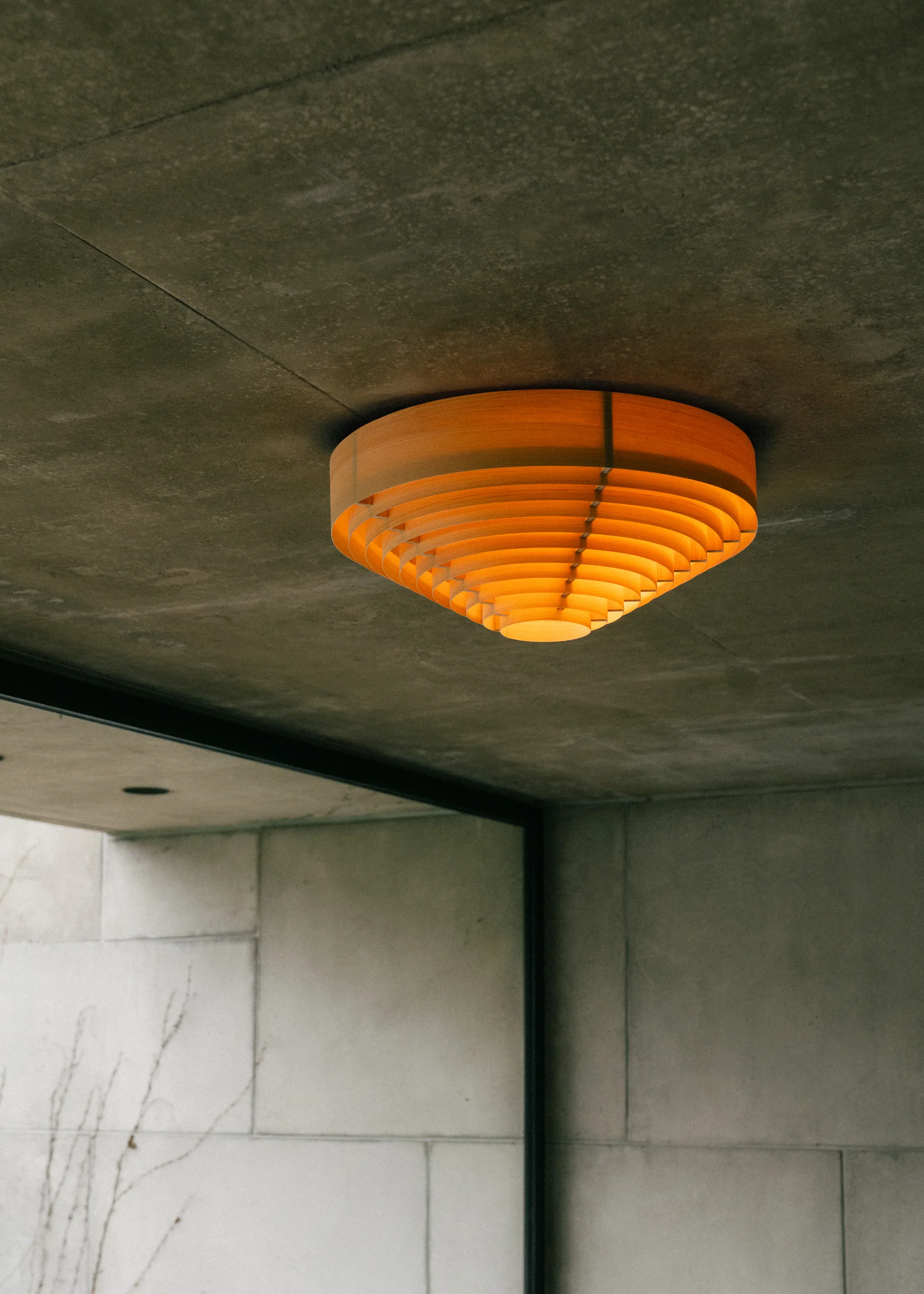 1005 Hans Ceiling Light plafon, Pinho oleado com acabamento mate, Ø55 cm Vaarnii