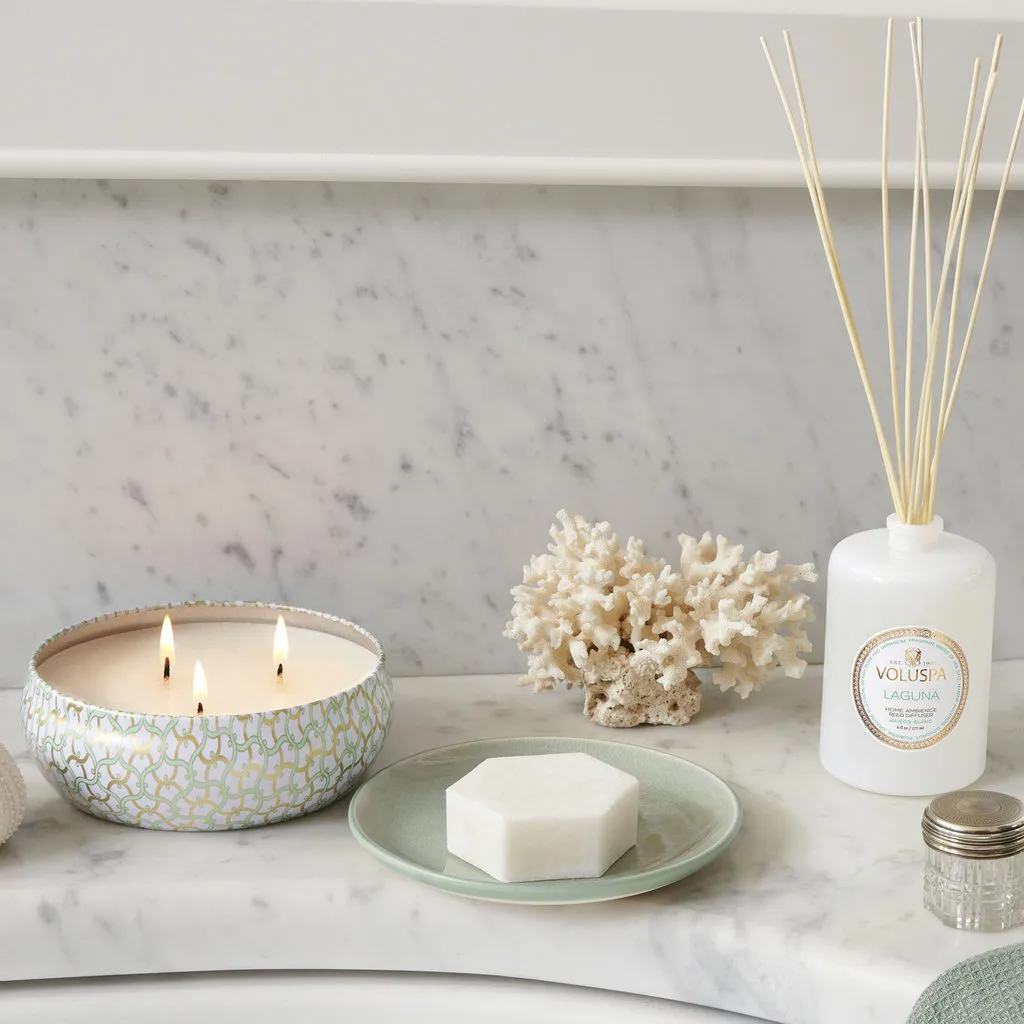 Vela perfumada 3 pavios Maison Blanc Tin 40 horas, Laguna Voluspa