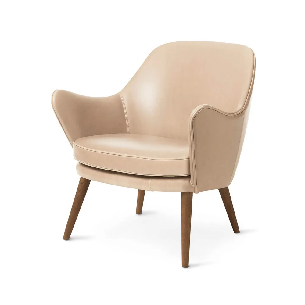 Cadeira lounge Dwell , Couro vegetal 90 natural, pernas em carvalho fumado Warm Nordic