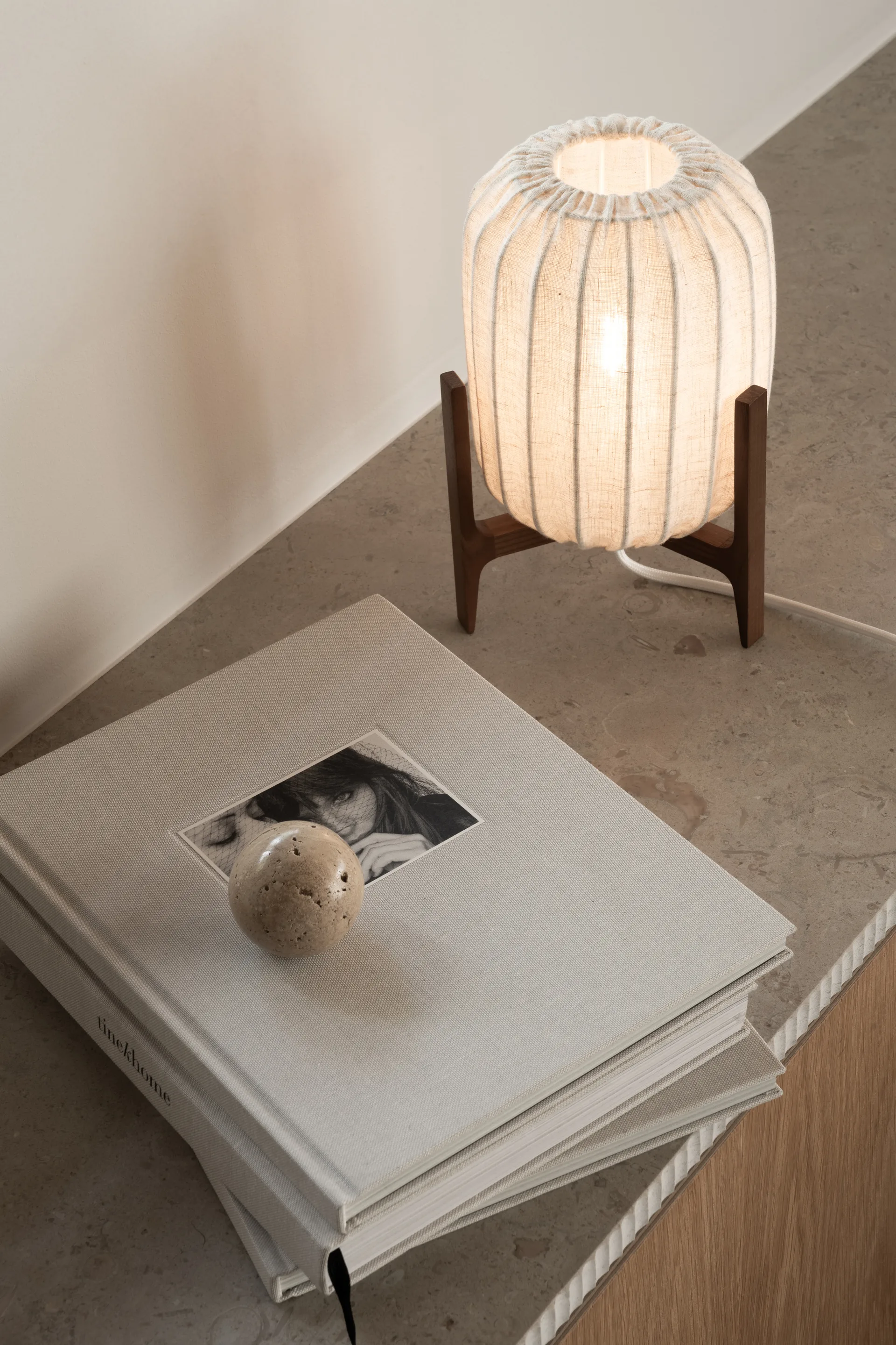 Candeeiro de mesa Prisma, Ash escuro-Natural, Mini Ø16x24,3 cm Watt & Veke