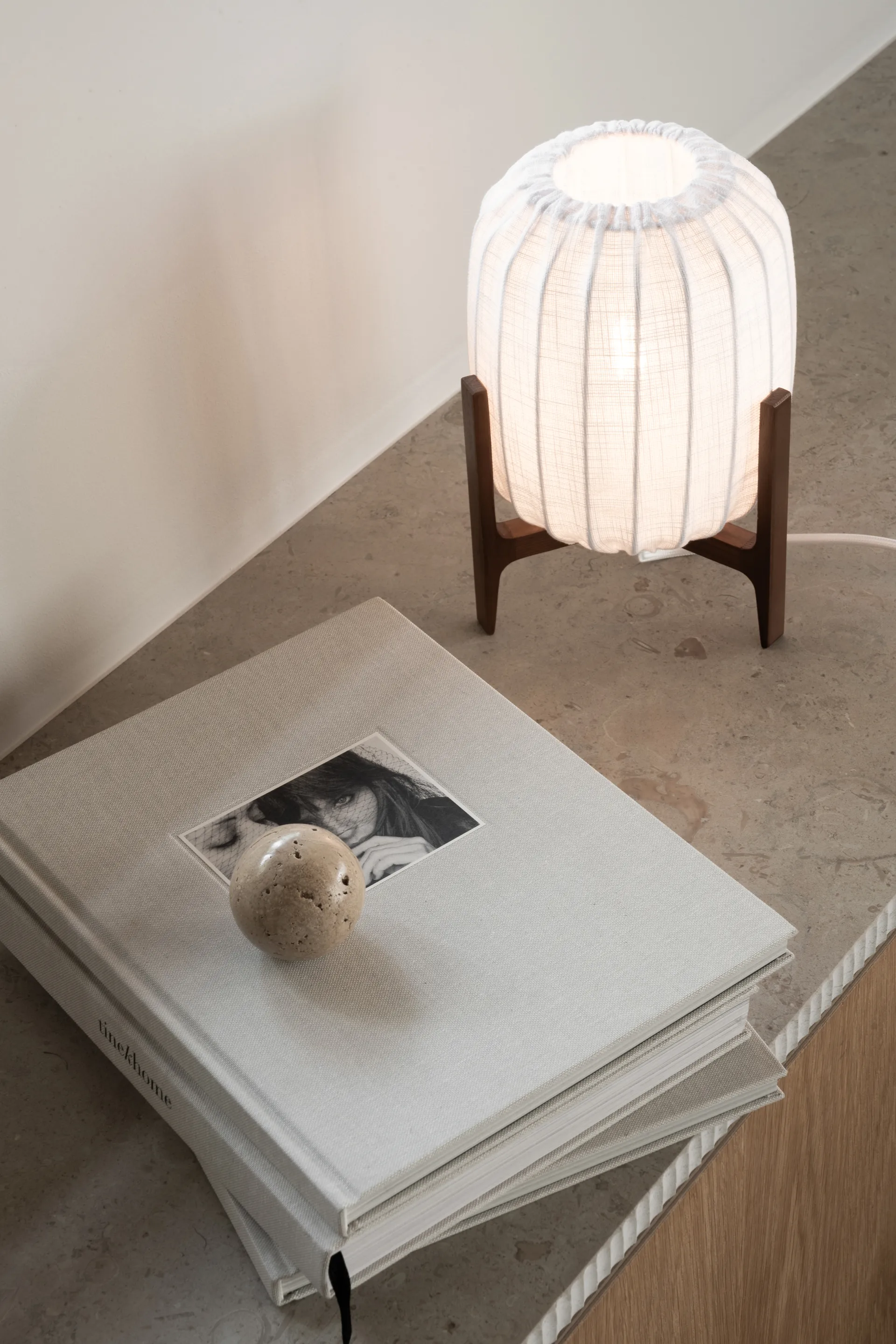 Candeeiro de mesa Prisma, Dark ash-White, Mini Ø16x24,3 cm Watt & Veke