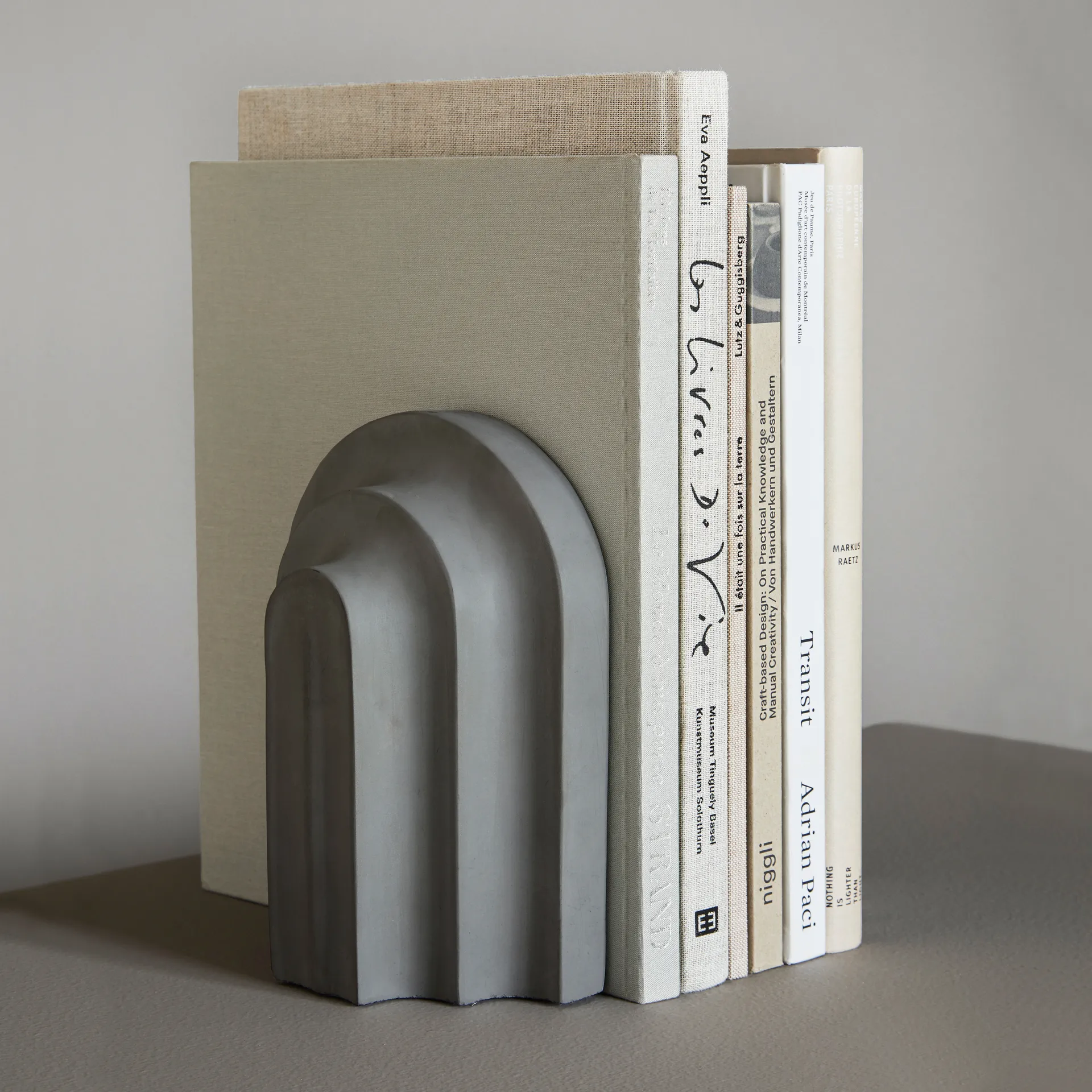 Apoio de livros Arkiv, cimento cinza Woud
