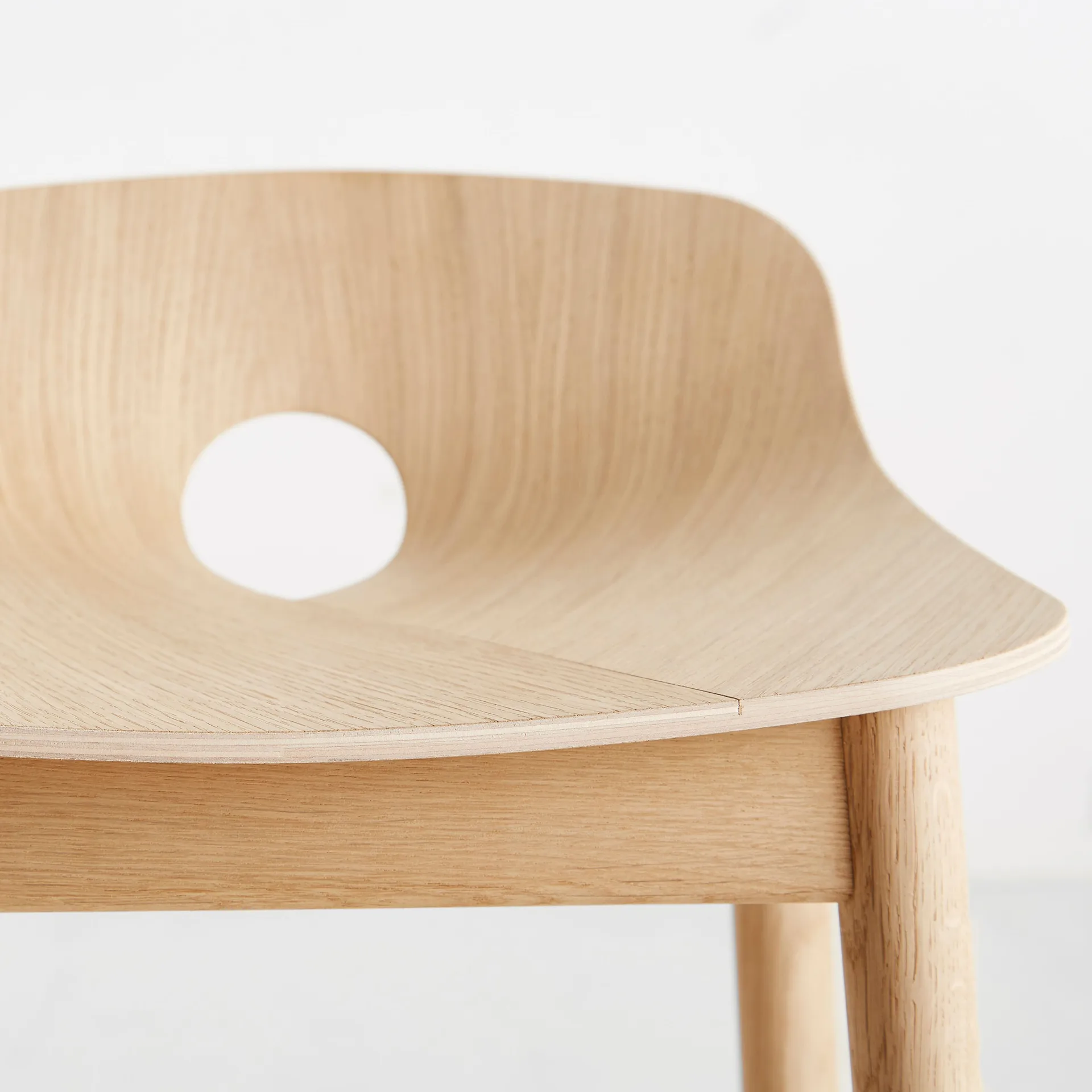 Banco alto Mono, Carvalho pigmentado branco Woud