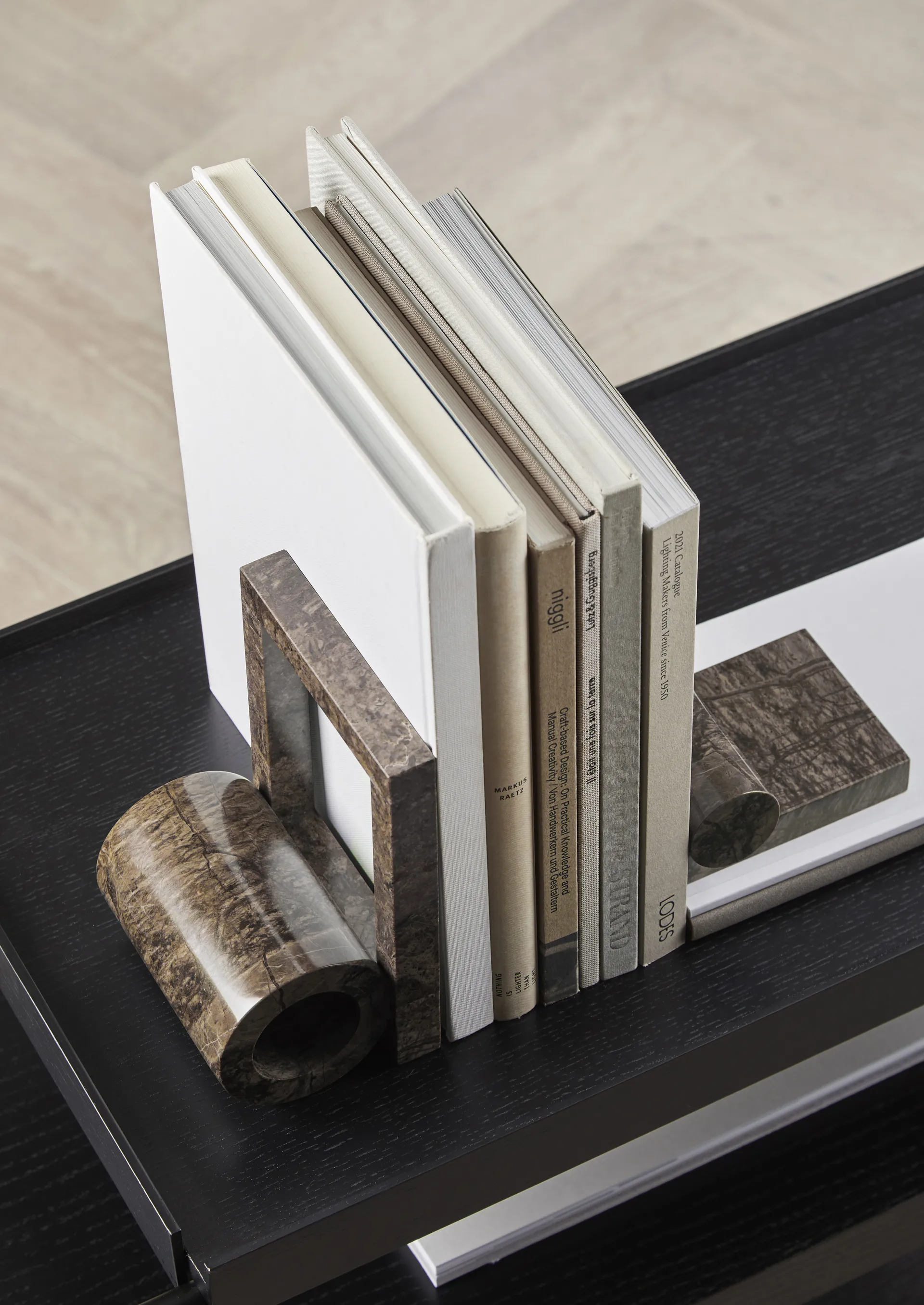 Booknd suporte para livros mármore, Marrom Woud