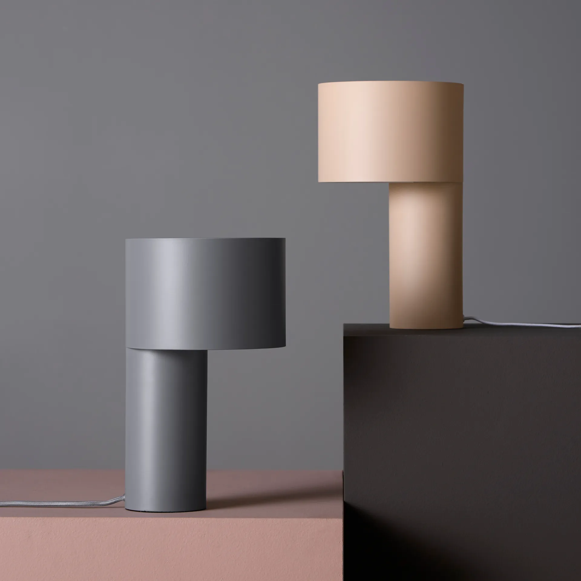 Candeeiro de mesa Tangent, cinza Woud