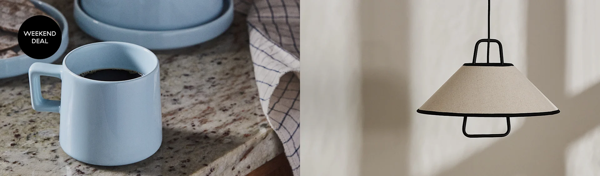 Uma caneca de café azul claro e um candeeiro pendente com abajur cónico de tecido bege, a promover uma oferta de fim de semana.