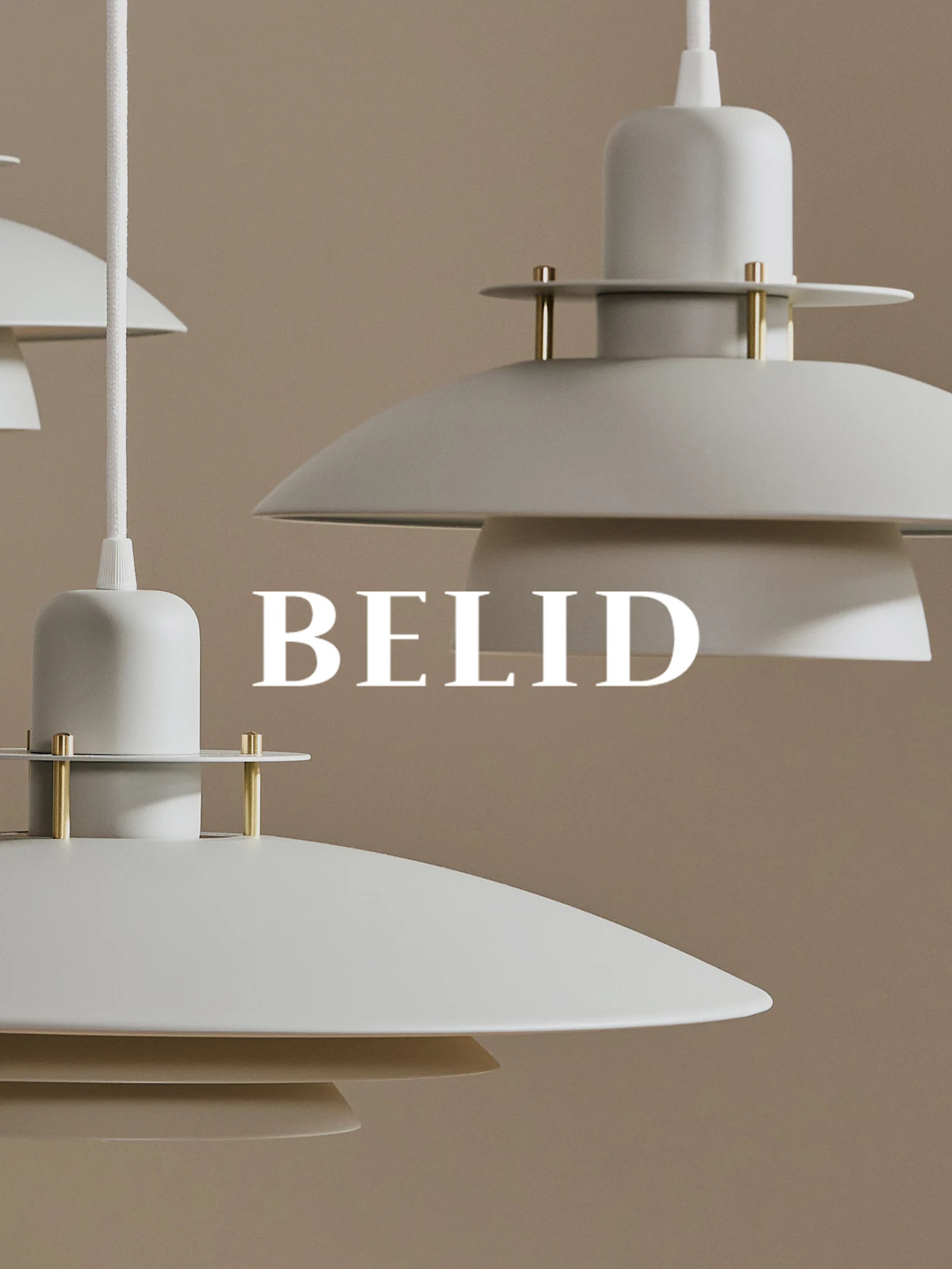 Candeeiros suspensos brancos em camadas com detalhes em latão pendurados contra um fundo bege. O texto 'BELID' está sobreposto.