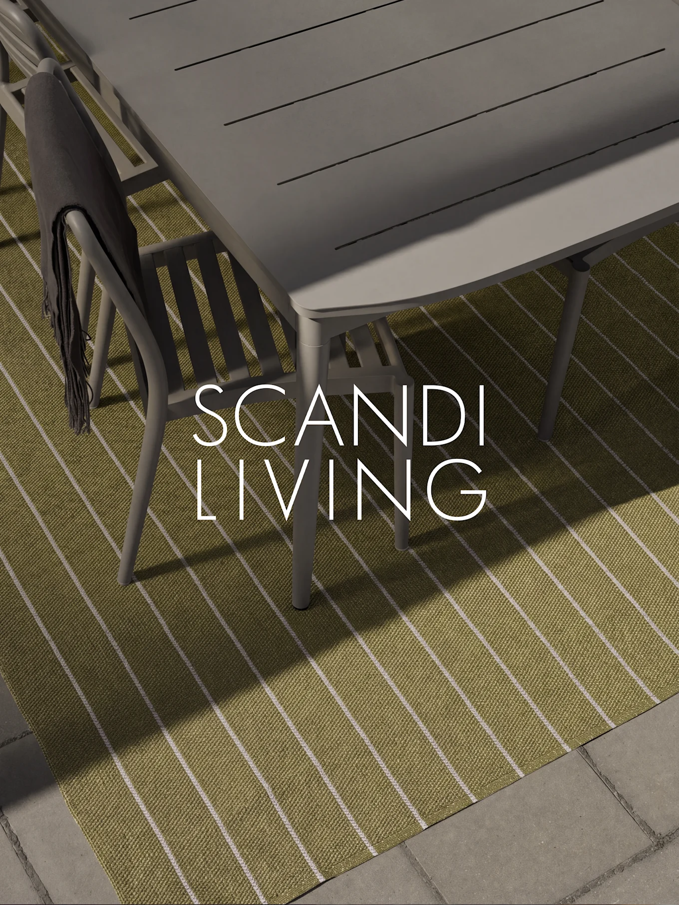 Conjunto de jantar exterior sobre tapete listrado verde com manta escura, sobreposição de texto 'SCANDI LIVING'.