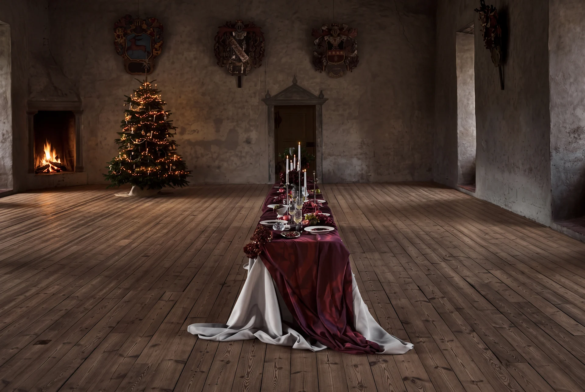 Longa mesa de jantar posta para uma festa de Natal numa grande sala com lareira e árvore decorada.